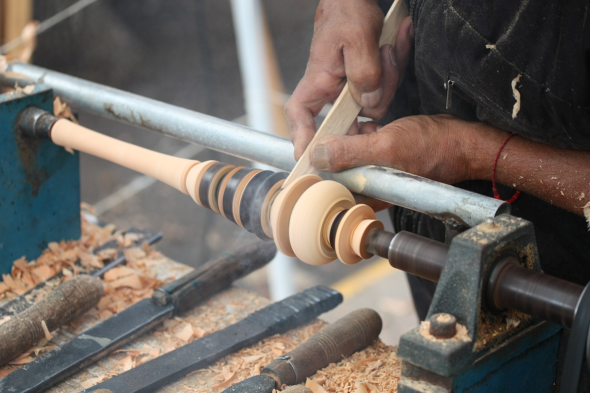 Spindle work between centers on a wood lathe